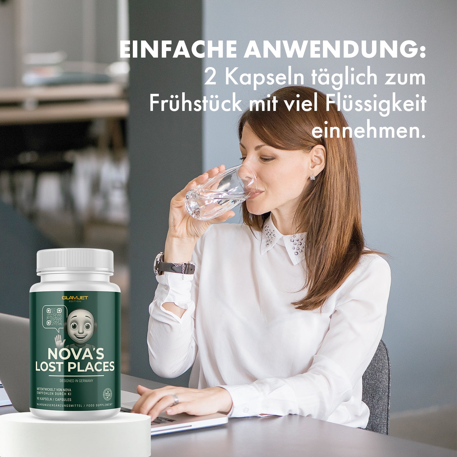 Frau am Tisch trinkt Wasser, daneben Dose Nova’s Lost Places auf weißem Podest