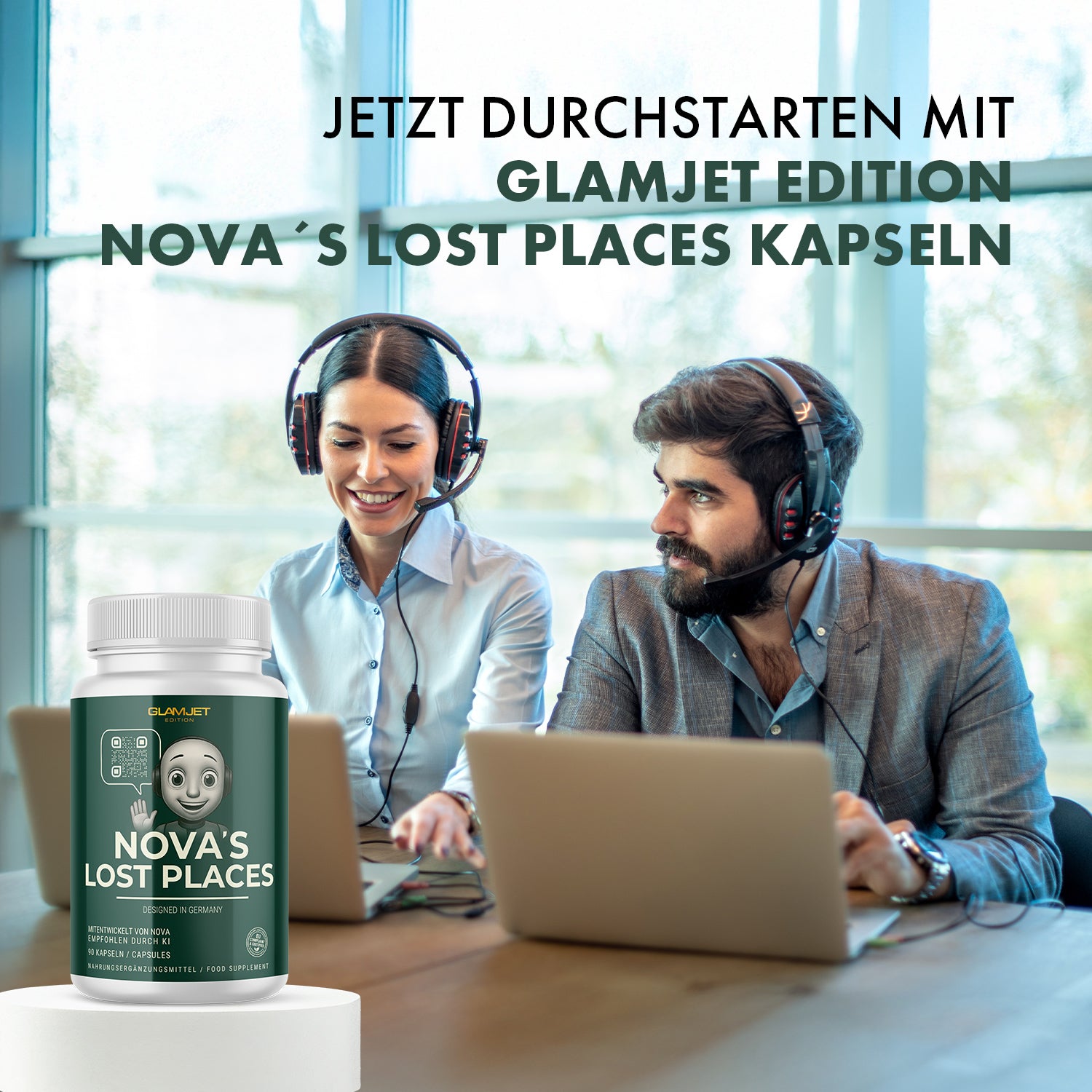 Zwei Personen mit Headset an Laptops vor Fenster, Nova’s Lost Places Dose im Vordergrund