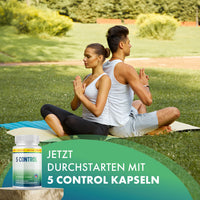 Thumbnail for 5 Control mit 90 Kapseln vor einem Paar bei Yoga im Park; Werbespruch „Jetzt durchstarten“