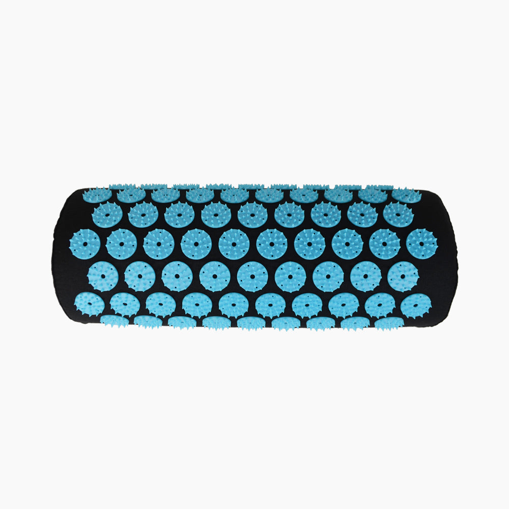 Kissen in Schwarz mit gleichmäßig verteilten blauen kreisförmigen Spitzen aus Kunststoff
