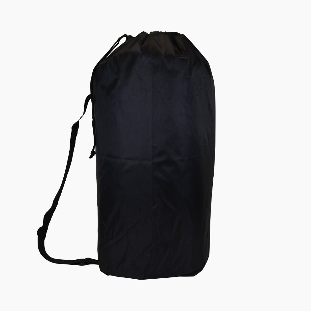 Schwarze längliche Stofftasche mit Kordelzug und seitlichem Schultergurt