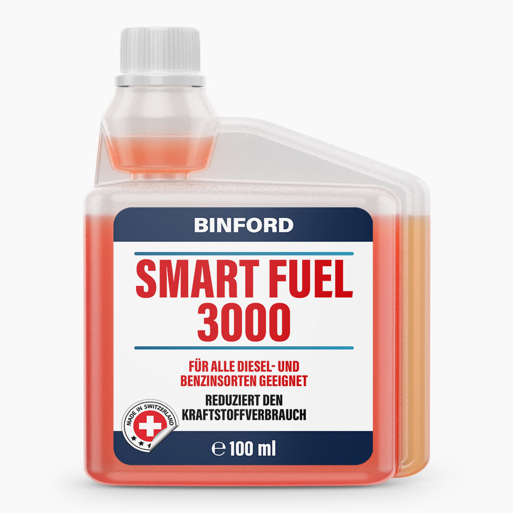 Transparente Kunststoffflasche mit weißem Etikett Smart Fuel 3000, roter Flüssigkeit und seitlicher Dosierkammer