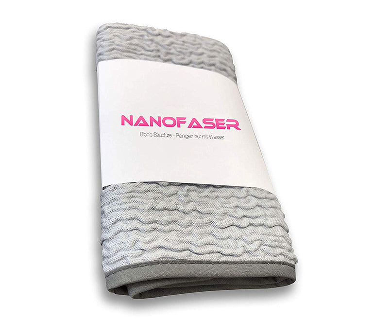 Graues Reinigungstuch mit geprägter Oberfläche und weißer Banderole mit Schrift Nanofaser