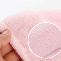 Thumbnail for Rosa Textil mit gezoomter Oberflächenstruktur und sichtbarer Hand am linken Bildrand