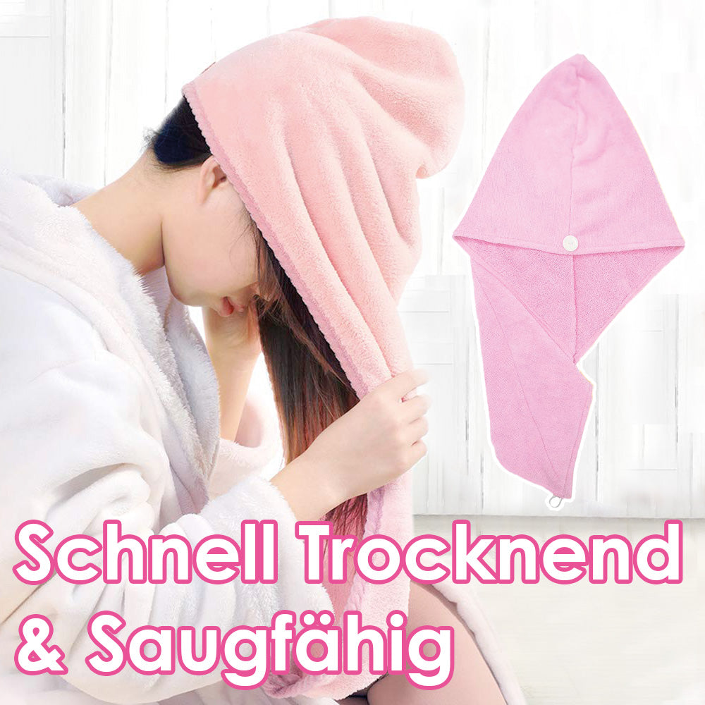 Frau mit weißem Bademantel legt rosa Haartuch über nasses Haar, daneben gefaltetes Haartuch