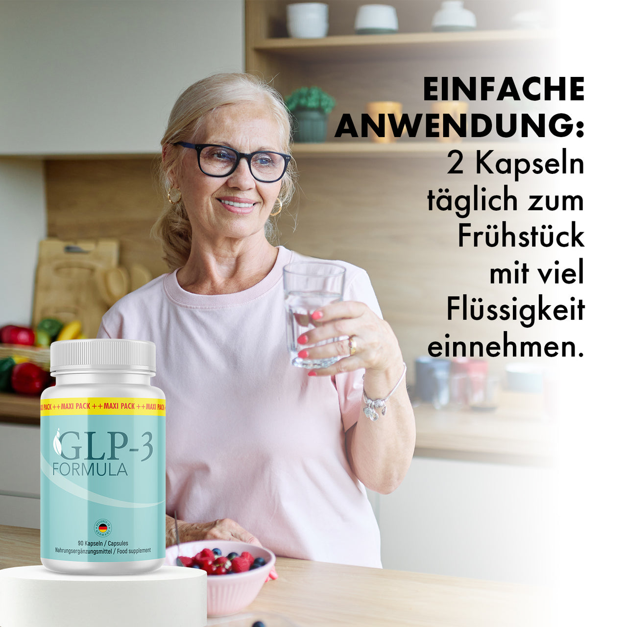 Ältere Frau hält ein Wasserglas, daneben GLP-3 Formula Dose und Anwendungstext zu 2 Kapseln