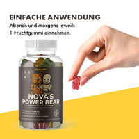 Thumbnail for Dose NOVA’S POWER BEAR links unten, rechts daneben Hand mit rotem Fruchtgummi zwischen Fingern