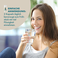 Thumbnail for Junge Frau trinkt Wasser, links Text zur Einnahme von zwei Kapseln täglich abgebildet