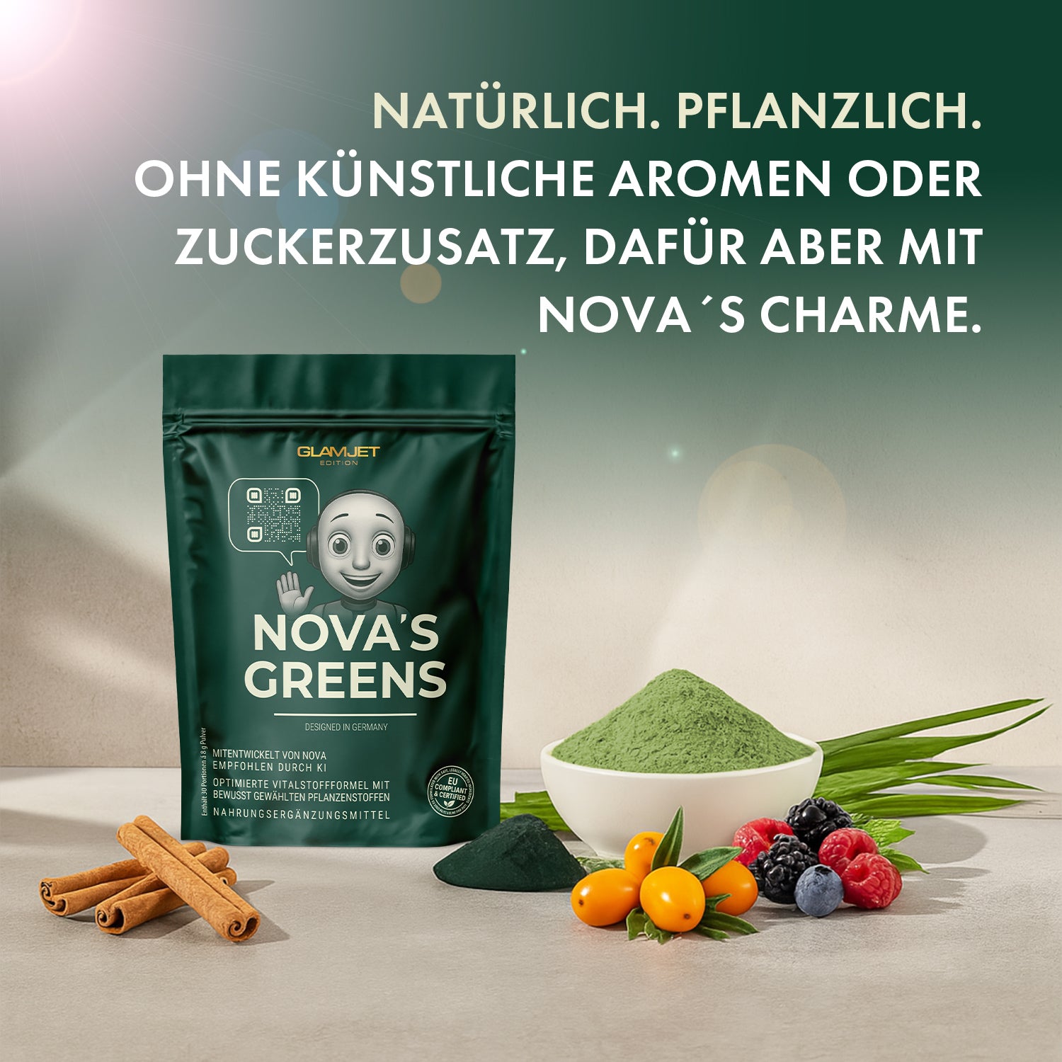 Standbeutel Nova’s Greens neben Zimtstangen Beeren Sanddorn und Schale mit grünem Pulver auf Tisch