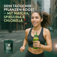 Thumbnail for Frau in Sportkleidung joggt mit grünem Getränk in der Hand neben Nova’s Greens Beutel in Stadtumgebung