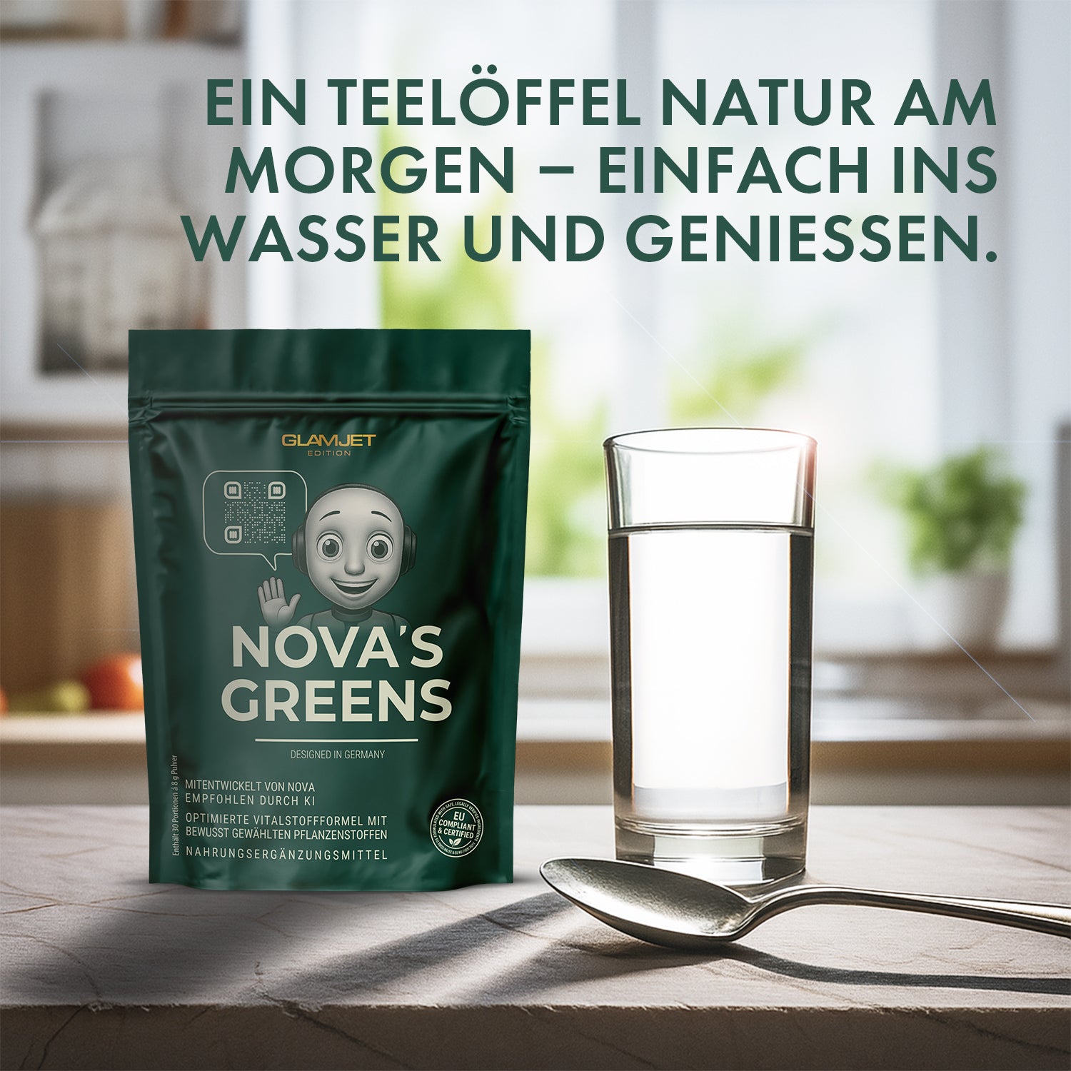 Standbeutel Nova’s Greens neben Glas Wasser und Löffel auf Tisch vor hellem Hintergrund mit Pflanzen