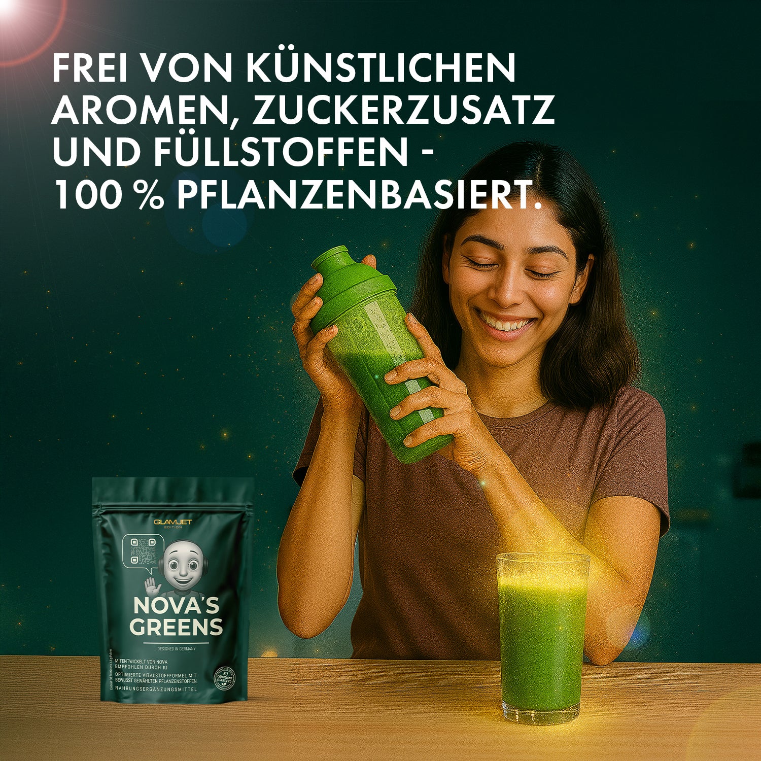 Frau mit grünem Shake in der Hand sitzt am Tisch neben Nova’s Greens Beutel und Glas mit Shake