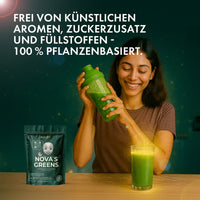 Thumbnail for Frau mit grünem Shake in der Hand sitzt am Tisch neben Nova’s Greens Beutel und Glas mit Shake