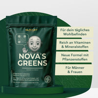 Thumbnail for Standbeutel Nova’s Greens mit KI-Figur vor Infotext zu Vitaminen Pflanzenstoffen und Zielgruppen