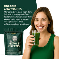 Thumbnail for Frau in grünem Top hält Glas mit grünem Getränk neben Nova’s Greens Beutel und Anwendungshinweis