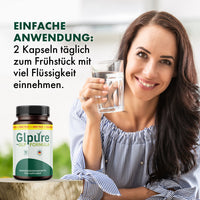 Thumbnail for Frau hält Wasserglas neben Glpure GLP Formula Dose und Anwendungshinweis zur täglichen Einnahme