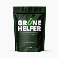 Thumbnail for Beutel „Grüne Helfer Daily Greens“ vor grauem Hintergrund