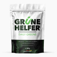 Thumbnail for Standbeutel mit Schrift GRÜNE HELFER Daily Greens und 240 g Pulver auf weißem Hintergrund