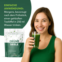 Thumbnail for Grüne Seele Premium Pulver mit Anwendungshinweis, Frau mit grünem Getränk und Produktbeutel