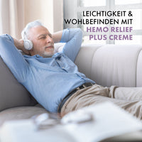 Thumbnail for Entspannter Mann mit Kopfhörern auf Sofa als Symbol für Leichtigkeit und Wohlbefinden im Alltag