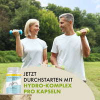 Thumbnail for Zwei Personen trainieren mit Hanteln im Park neben Hydro-Komplex Pro Dose mit 60 Kapseln vorn