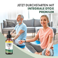 Thumbnail for Frau und Mann sitzen auf Yogamatten, daneben Integrale DTOX Premium Flasche im Bild sichtbar