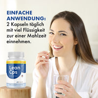 Thumbnail for Frau hält Kapseln und ein Glas Wasser neben Lean Cps Complex mit Hinweis zur täglichen Einnahme