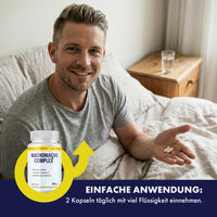 Thumbnail for Mann im Bett mit zwei Kapseln in der Hand, Hinweis tägliche Einnahme