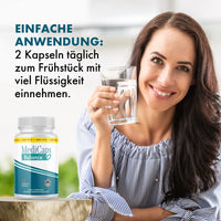 Thumbnail for Frau hält ein Glas Wasser neben MediCaps Balance mit Einnahmehinweis zu 2 Kapseln täglich morgens