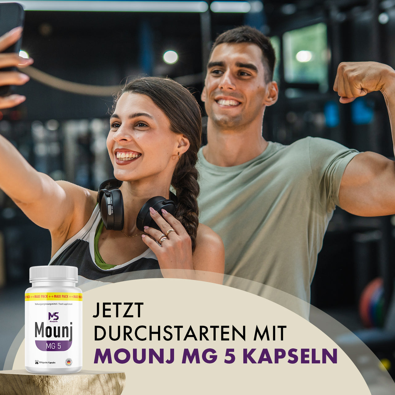 Frau macht Selfie im Fitnessstudio, Mann posiert daneben, links Mounj MG 5 Kapseln auf Podest