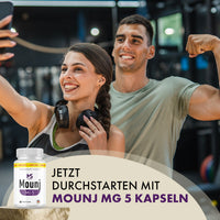 Thumbnail for Frau macht Selfie im Fitnessstudio, Mann posiert daneben, links Mounj MG 5 Kapseln auf Podest