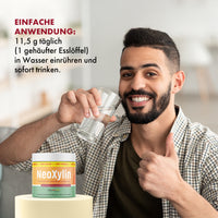 Thumbnail for Mann hält Wasserglas neben NeoXylin Dose und Anwendungstext zu 11,5 g täglich