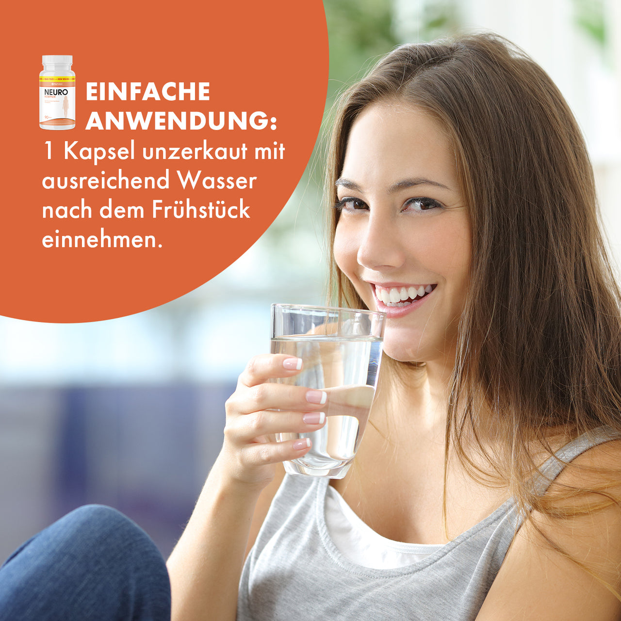 Lächelnde Frau hält ein Glas Wasser, links Text zur Einnahme von einer Kapsel