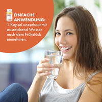 Thumbnail for Lächelnde Frau hält ein Glas Wasser, links Text zur Einnahme von einer Kapsel