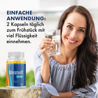 Thumbnail for Frau hält Wasserglas neben Dose Novasvelt forte und sichtbarem Einnahmehinweis oben links im Bild