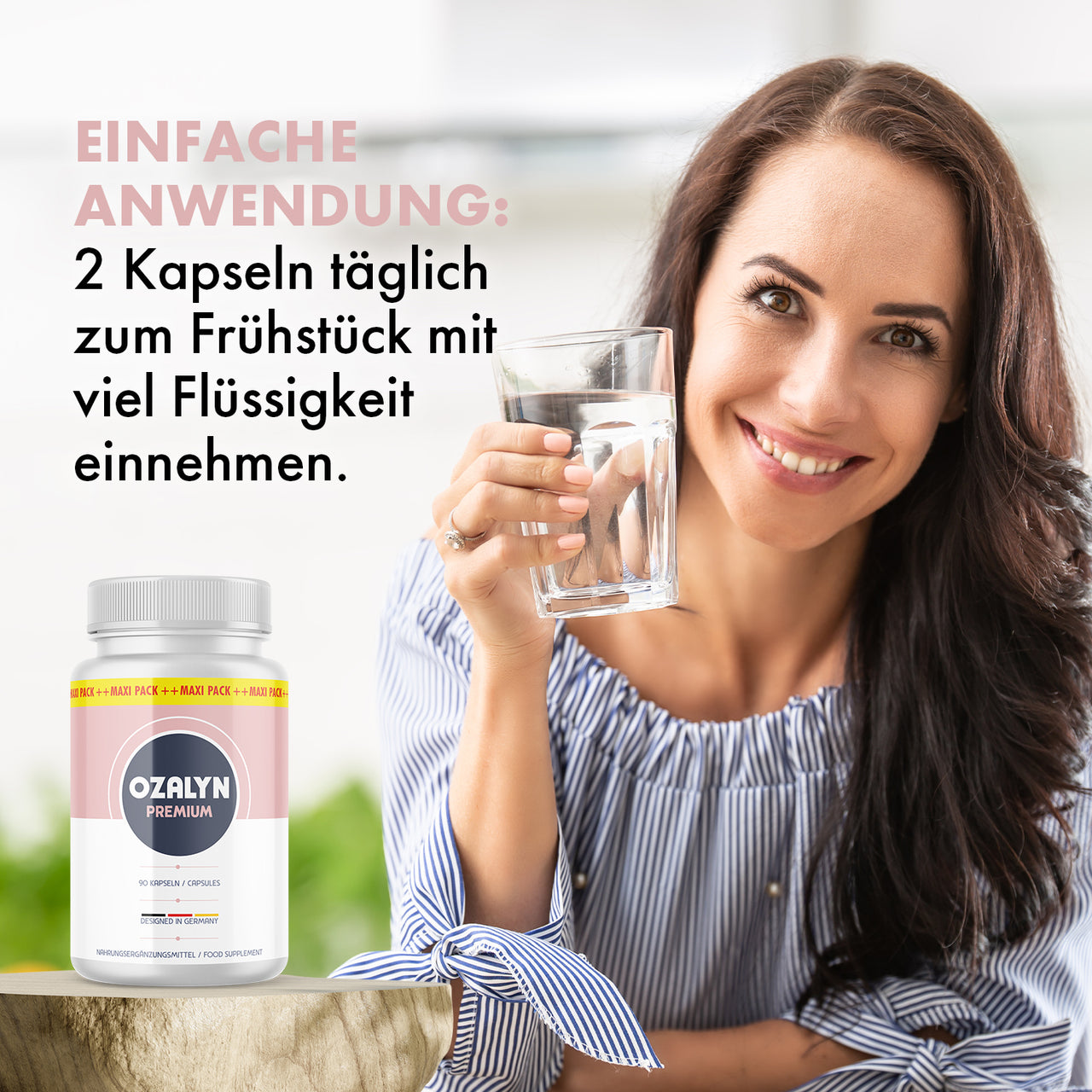 Frau hält ein Glas Wasser neben Ozalyn Premium mit Einnahmehinweis zu 2 Kapseln täglich morgens
