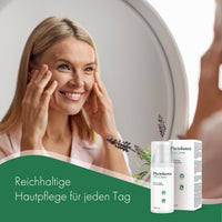 Thumbnail for Frau trägt Gesichtspflege vor dem Spiegel auf; daneben Phytolunea Plus Creme und Verpackung