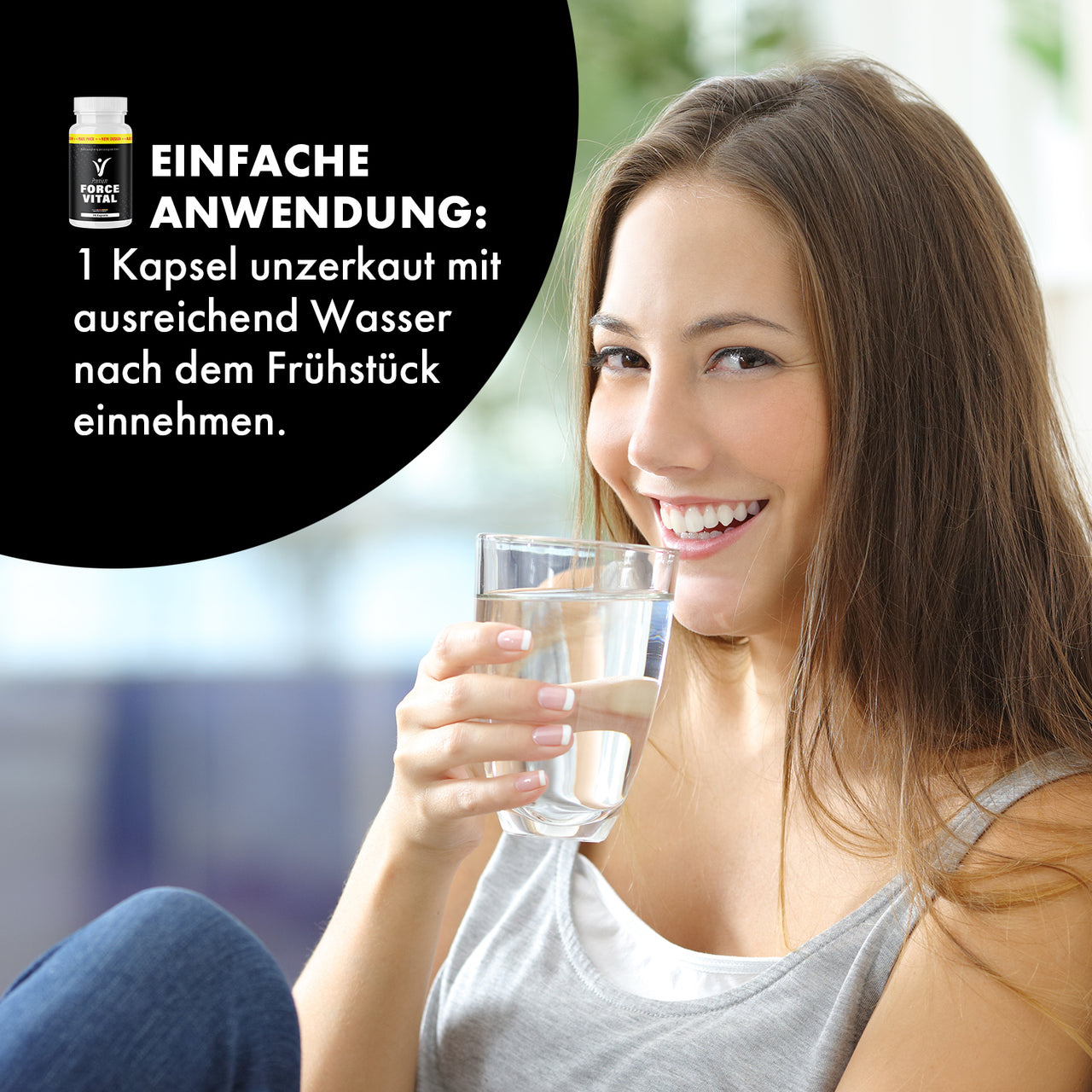 Frau mit Wasserglas neben Anwendungshinweis für Force Vital Premium Kapseln