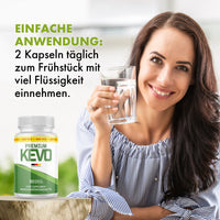 Thumbnail for Frau mit Wasserglas, Premium-Kevo-Dose und Dosierhinweis: täglich 2 Kapseln zum Frühstück einnehmen