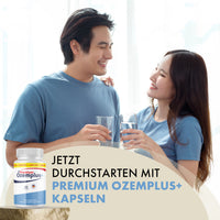 Thumbnail for Zwei Personen halten Gläser neben Ozemplus+ Premium Dose mit 90 Kapseln und großem Textfeld