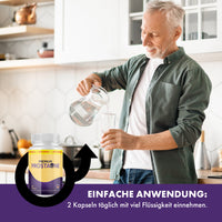 Thumbnail for Premium Prostaone Produktgrafik mit Mann, Wasserglas und Anwendungshinweis für 2 Kapseln täglich