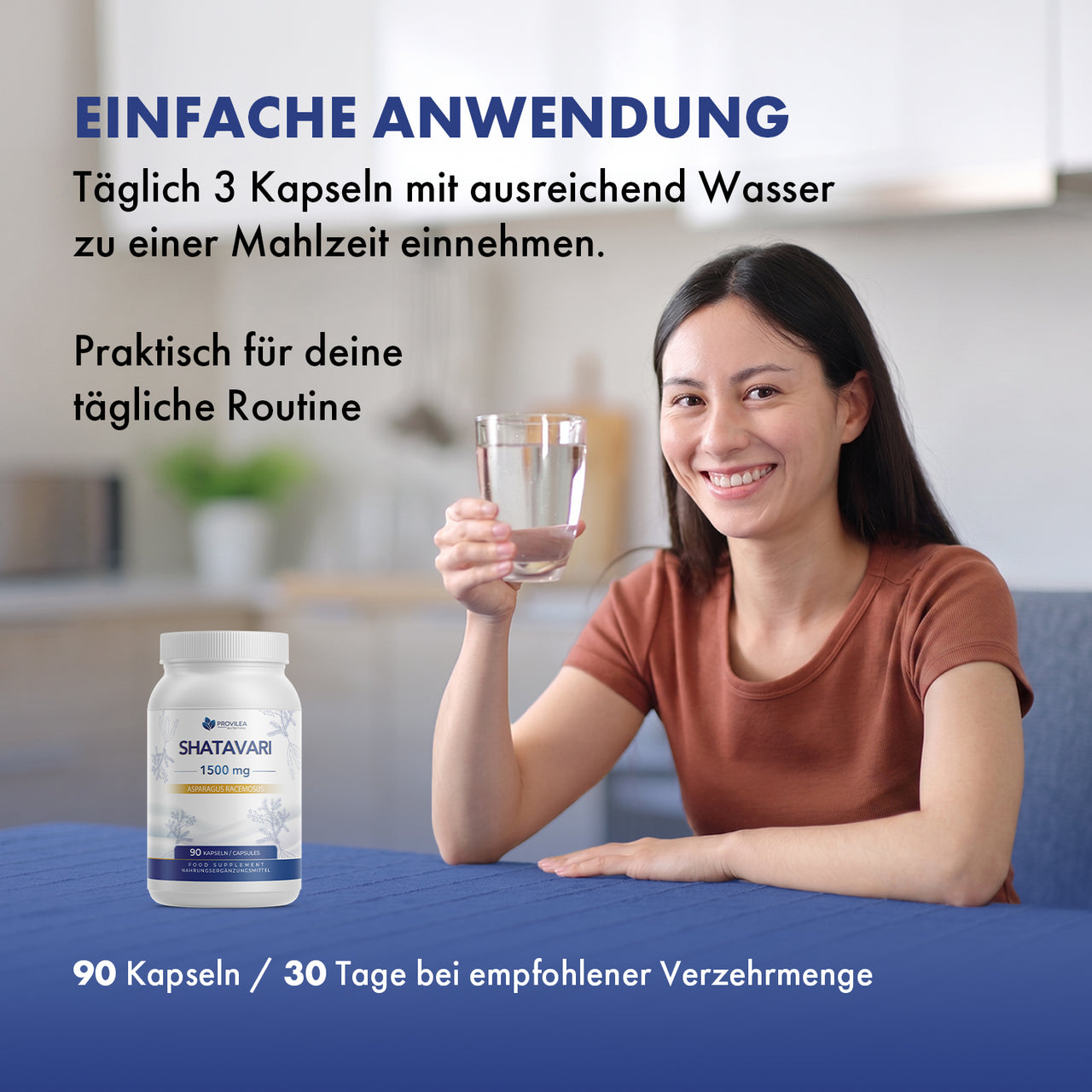 Frau hält Wasserglas neben Provilea Shatavari Dose und Anwendungstext zu 3 Kapseln