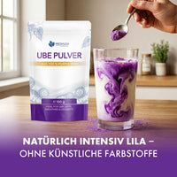 Thumbnail for Provilea Nutrition Ube Pulver Beutel neben Glas mit violettem Getränk und Löffel mit Pulver in Küche