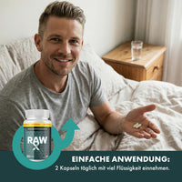 Thumbnail for Lächelnder Mann auf dem Bett mit Kapseln in der Hand, RAW-X-Dose und klarem Einnahmehinweis