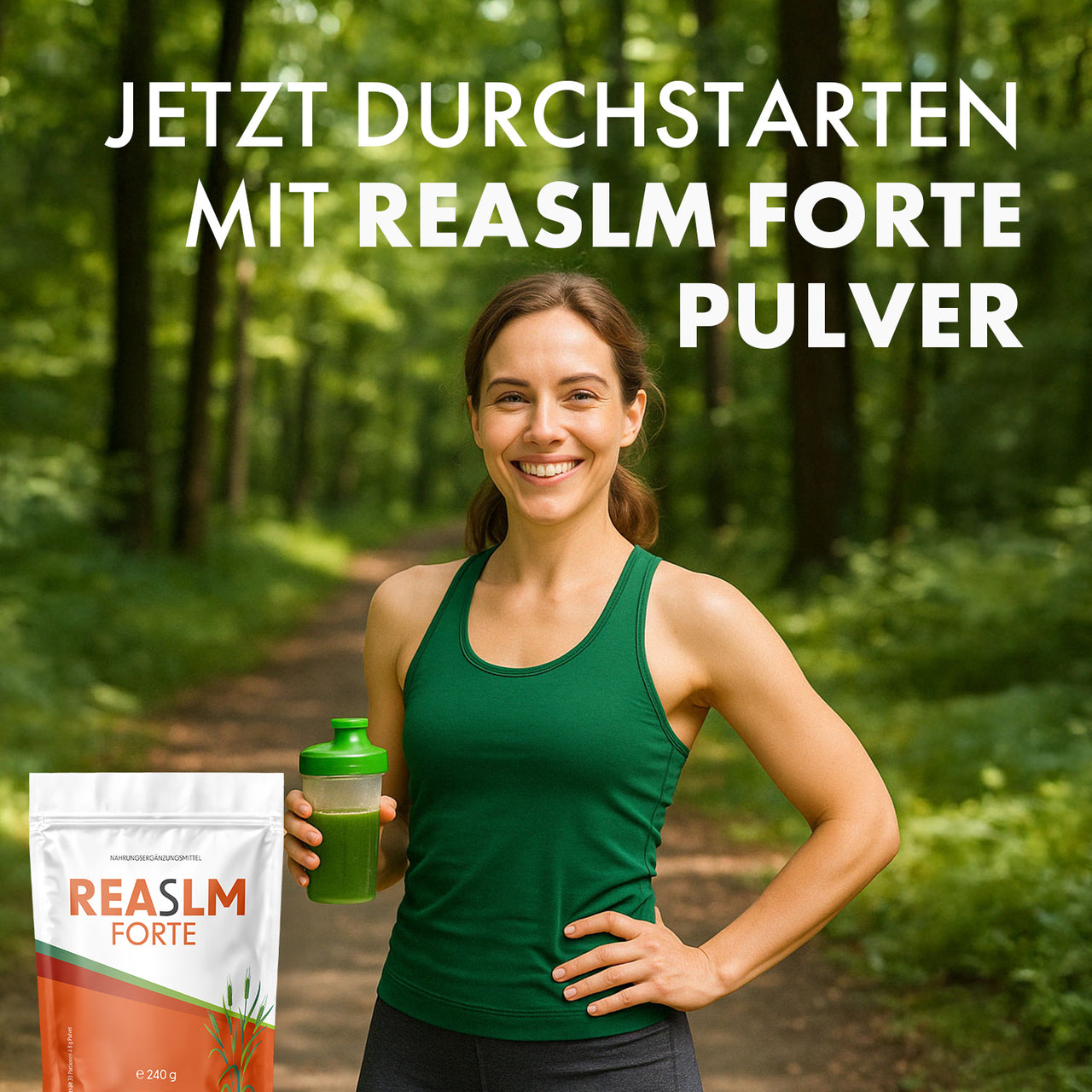 Frau in Sportkleidung hält grünes Getränk im Wald neben REASLM Forte und großem Schriftzug oben
