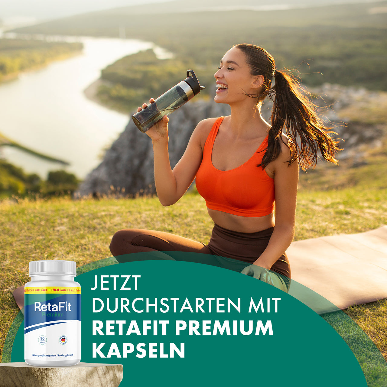 Frau trinkt aus einer Trinkflasche neben Dose RetaFit Premium auf einer Trainingsmatte im Freien