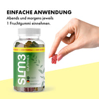 Thumbnail for Hand hält rotes Fruchtgummi neben Slm3 Gummies Dose mit Einnahmehinweis morgens und abends