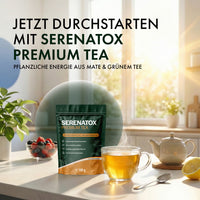 Thumbnail for Verpackung Serenatox Premium Tea neben Tasse Tee, Teekanne und Obst, Text im Bild