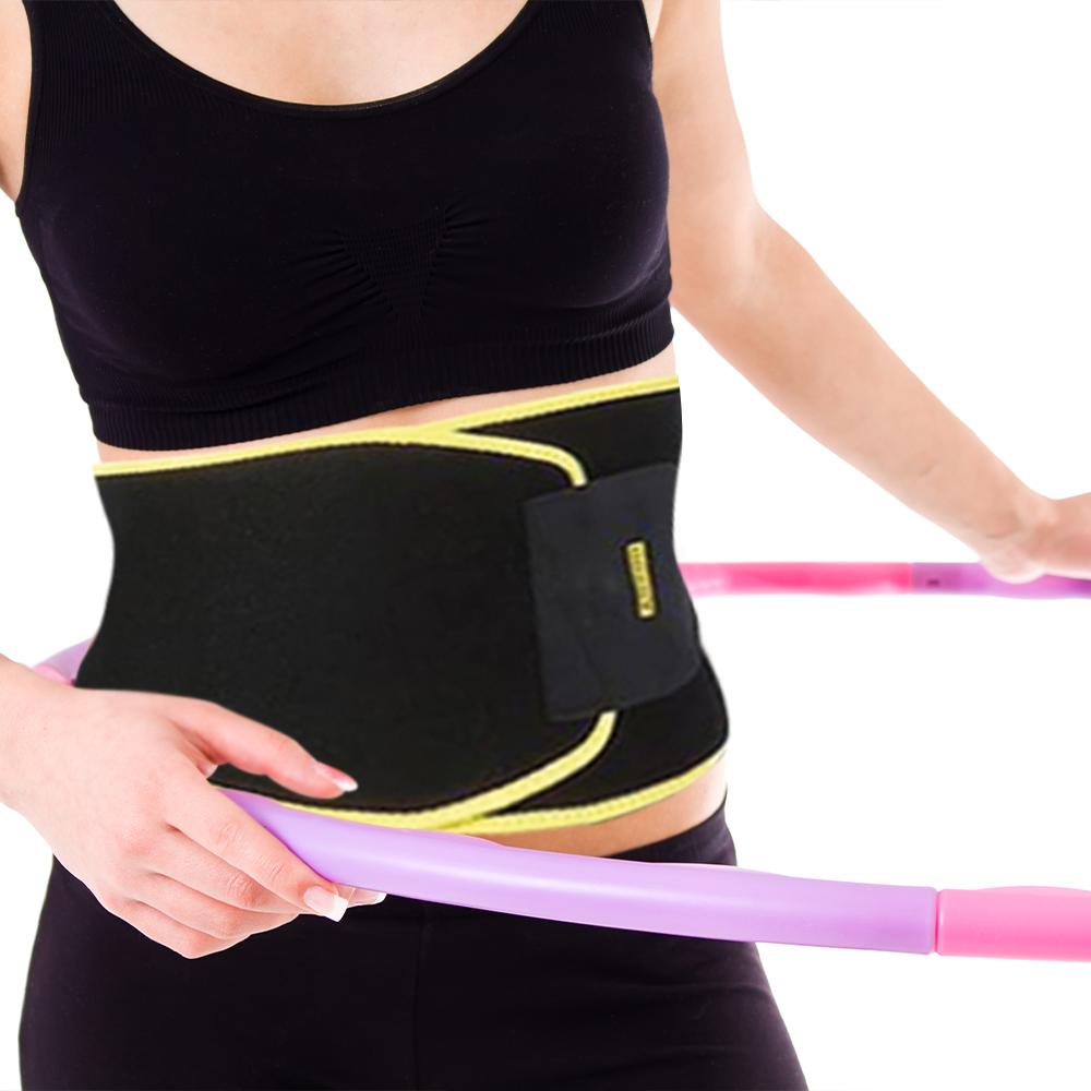 Person mit schwarzem SlimHoop Belt und bauchfreiem Sporttop hält bunten Hula-Hoop-Reifen
