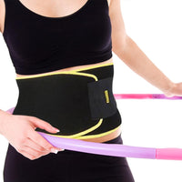 Thumbnail for Person mit schwarzem SlimHoop Belt und bauchfreiem Sporttop hält bunten Hula-Hoop-Reifen